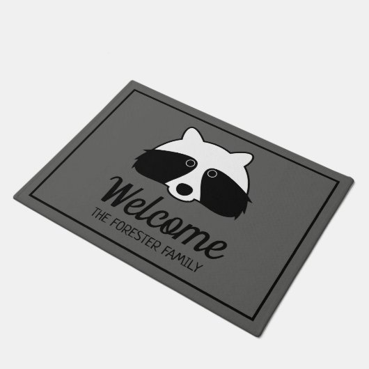 Niedlicher, schwarzer und weißer Raccoon personali Fußmatte (Schrägansicht)