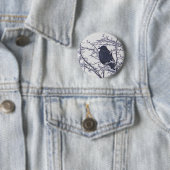 Niedlicher schwarzer Vogel in verschneiten Ästen Button (Beispiel)