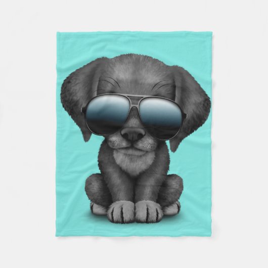 Niedlicher schwarzer Welpen-tragende Sonnenbrillen Fleecedecke (Vorderseite)