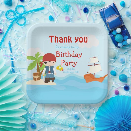 Niedlicher Schwarzhaar-Piratenjunge in Red Birthda Pappteller (Party)