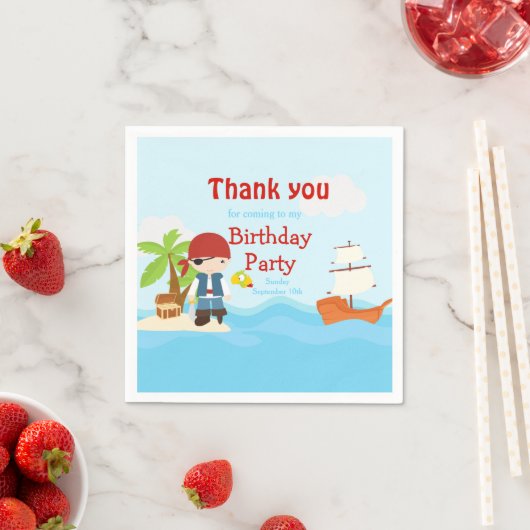 Niedlicher Schwarzhaar-Piratenjunge in Red Birthda Serviette (Beispiel)