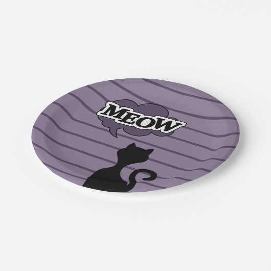 Niedlicher Schwarzkatze-Cartoon sagt Methan Pappteller (Schrägansicht)