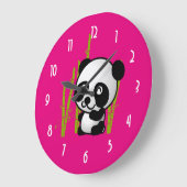 Niedlicher Schwarzweiss-Pandabär in einer Große Wanduhr (Winkel)