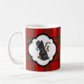 Niedlicher Scottie, der Bagpipes spielt Kaffeetasse (Links)