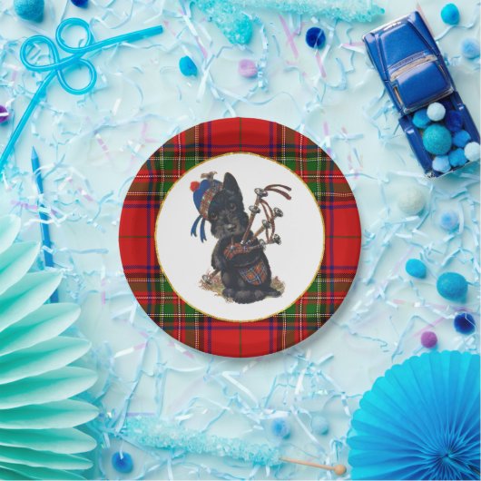 Niedlicher Scottie, der Bagpipes spielt Pappteller (Party)