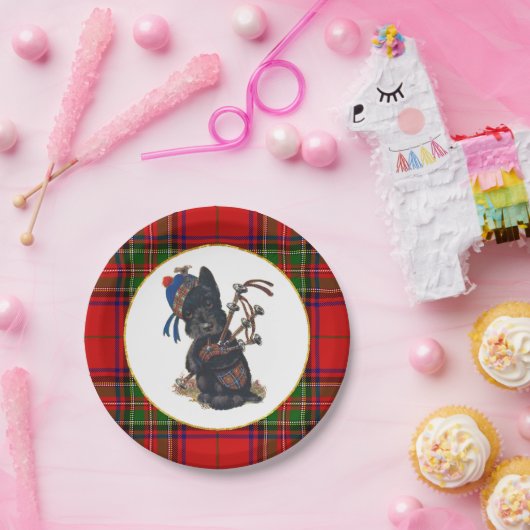 Niedlicher Scottie, der Bagpipes spielt Pappteller (Party)