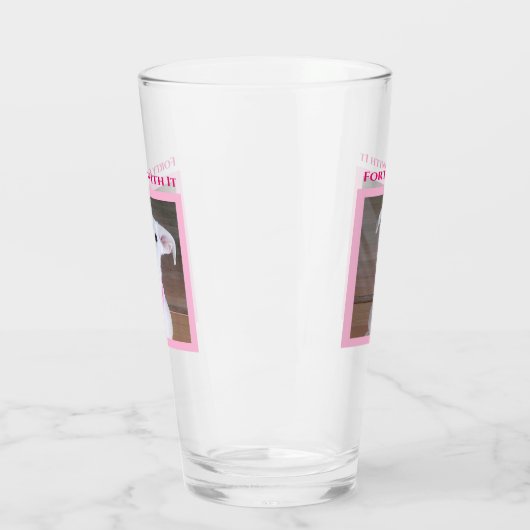 Niedlicher selbstbewusster Hund mit Seelenaugen vi Glas (Links)