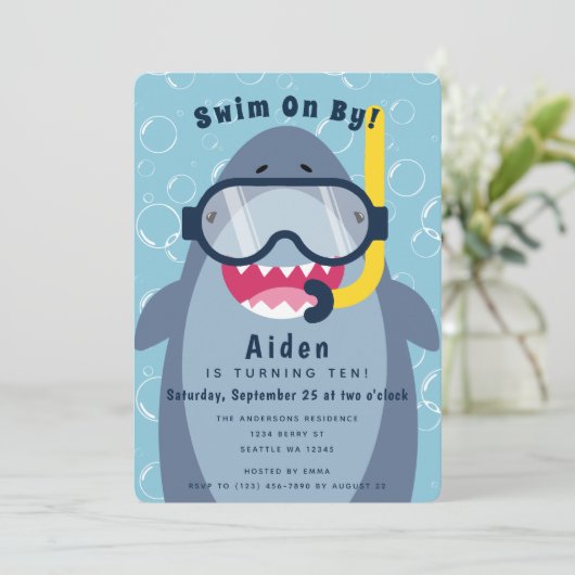 Niedlicher Shark Pool Party Geburtstag Einladung (Stehend Vorderseite)