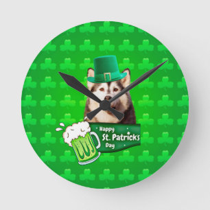Niedlicher sibirischer Husky-Hund Hund St. Patrick Runde Wanduhr