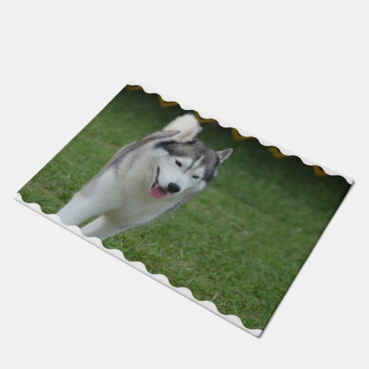 Niedlicher sibirischer Schlittenhund Fußmatte (Schrägansicht)