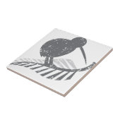 niedlicher silberner Kiwivogel und silberner Farn Fliese (Seite)