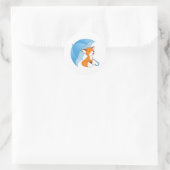 Niedlicher Sleepy Little Fox unter Umbrella Runder Aufkleber (Tasche)