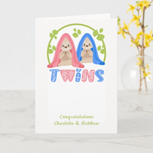 Niedlicher Sloth Boy and Girl New Twin Babys Karte (Gelbe Blume)