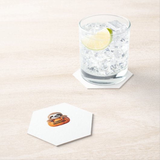 Niedlicher Sloth sitzt in einem Kürbis. Text Happy Untersetzer (Vor Ort)