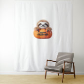 Niedlicher Sloth sitzt in einem Kürbis. Text Happy Wandteppich (Beispiel)