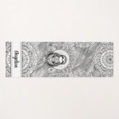 Niedlicher Sloth Yoga Mat mit indischer Mandala Ar Yogamatte (Vorderseite (Horizontal))