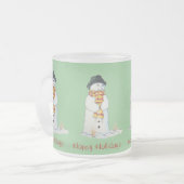 Niedlicher Snowman mit WeihnachtsStrumpf im Schnee Mattglastasse (Vorderseite Links)