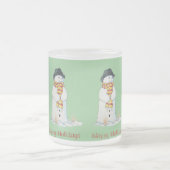 Niedlicher Snowman mit WeihnachtsStrumpf im Schnee Mattglastasse (Mittel)