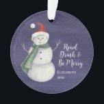 Niedlicher Snowman Reading Book Club Mit Monogramm Ornament<br><div class="desc">Die schöne Lesegruppe-Ornament,  um Ihren Urlaubbaum zu schmücken. Lesen,  trinken und Spaß machen in dieser Feriensaison! Ein fröhlicher Schneemann mit blauem Hintergrund. mit Monogramm mit dem Namen und dem Jahr des Geschenkes.</div>