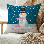 Niedlicher Snowman Weihnachtsbaum Kissen<br><div class="desc">Ein niedlicher Schneemann in einer schneebedeckten Nacht schmückt dieses Kissen mit den Worten Happy Holidays. Personalisieren Sie es,  indem Sie den Text nach Ihren Wünschen ändern. Entworfen für Sie von BlackBerry Boulevard.</div>