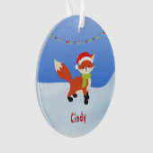 Niedlicher Snowy Fox in der Weihnachtsmannmütze Ornament (Vorderseite)