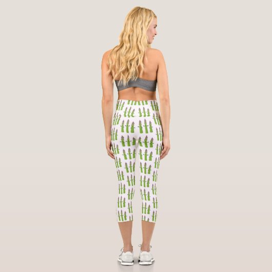 Niedlicher Spargel mit Gemüsetrio-Cartoon Capri Leggings (Rückseite)
