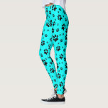 Niedlicher Spaß Schwarz auf Aquamarinen Cyan Paw P Leggings<br><div class="desc">Diese lustigen Leggings sind perfekt für Hunde- und Katzenliebhaber. Sie zeichnen sich durch ein niedliches Muster aus,  in dem schwarze Pfoten auf einem aquamarinen oder zyanfarbenen Hintergrund verteilt sind. Fun whimsical Design ist perfekt für Haustier-Eltern und Tierfreunde.</div>