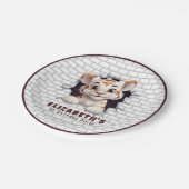 Niedlicher Spaß Tiger Cub Pinkeln aus dunkelbraune Pappteller (Schrägansicht)