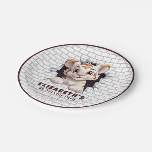 Niedlicher Spaß Tiger Cub Pinkeln aus dunkelbraune Pappteller (Schrägansicht)