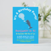 Niedlicher Spermienwal bläst Blasen Cartoon Einladung (Stehend Vorderseite)