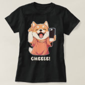 Niedlicher Spitz, der einen Foto Käse einnimmt T-Shirt (Design vorne)
