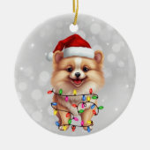 Niedlicher Spitz Hund in Weihnachtsbeleuchtung umm Keramik Ornament (Vorne)