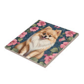 Niedlicher Spitz Hund mit rosa Petunias Fliese (Seite)
