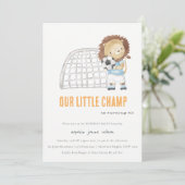 Niedlicher Sportfußballspieler Löwe Kindergeburtst Einladung (Stehend Vorderseite)