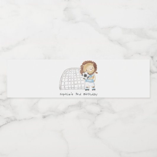 Niedlicher Sportfußballspieler Löwe Kindergeburtst Wasserflaschenetikett (Einzelnes Label)