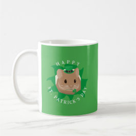 Niedlicher St. Patrick's Day Hamster durchblättert Kaffeetasse
