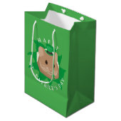 Niedlicher St. Patrick's Day Hamster durchblättert Mittlere Geschenktüte (Vorderseite Schrägansicht)