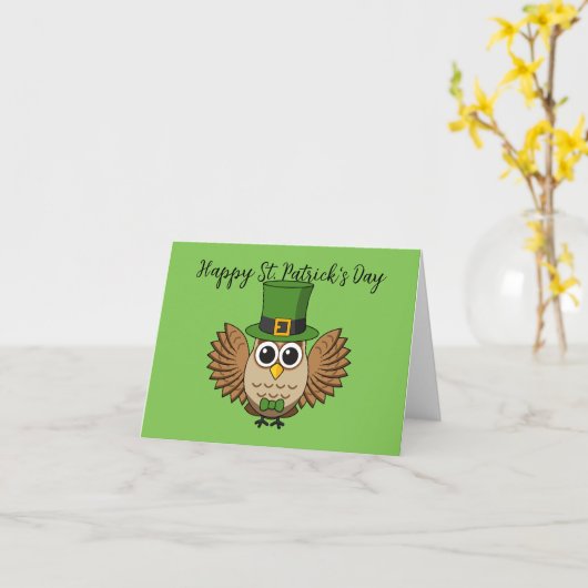 Niedlicher St. Patrick's Day Owl Cartoon | Text hi Karte (Gelbe Blume)