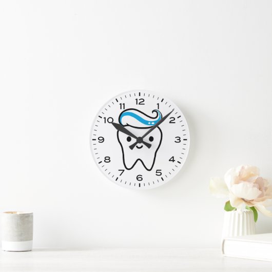 Niedlicher Stand mit Toothpaste Runde Wanduhr (Zuhause)