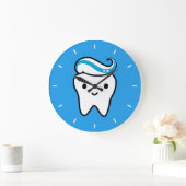 Niedlicher Stand mit Zahnbüro von Toothpaste Große Wanduhr (Zuhause)