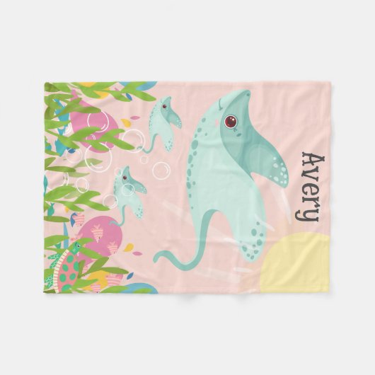 Niedlicher Stechstrahl mit Babys in der Ozeanszene Fleecedecke (Vorderseite (Horizontal))