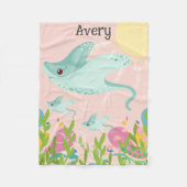 Niedlicher Stechstrahl mit Babys in der Ozeanszene Fleecedecke (Vorderseite)