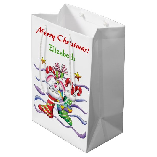 Niedlicher Strumpf Weihnachten Personalisiert Mittlere Geschenktüte (Rückseite Schrägansicht)