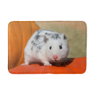 Niedlicher syrischer Hamster Weiße Gepunktete Zwe Badematte