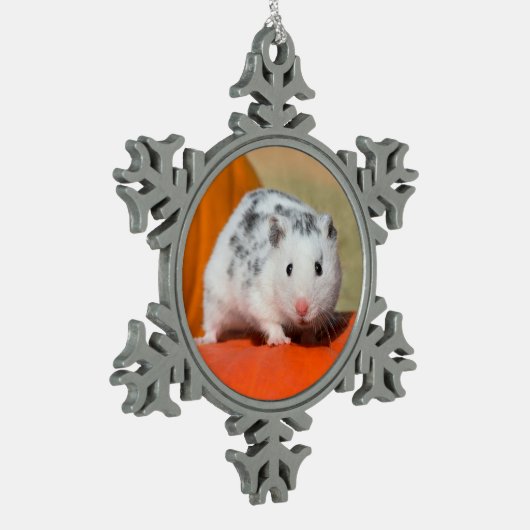 Niedlicher syrischer Hamster-weißes schwarzes Schneeflocken Zinn-Ornament (Links)