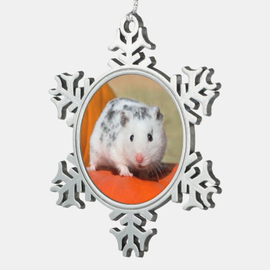 Niedlicher syrischer Hamster-weißes schwarzes Schneeflocken Zinn-Ornament (Rechts)