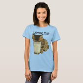 Niedlicher Tabby, der Milch aus einem Glas trinkt T-Shirt (Vorne ganz)