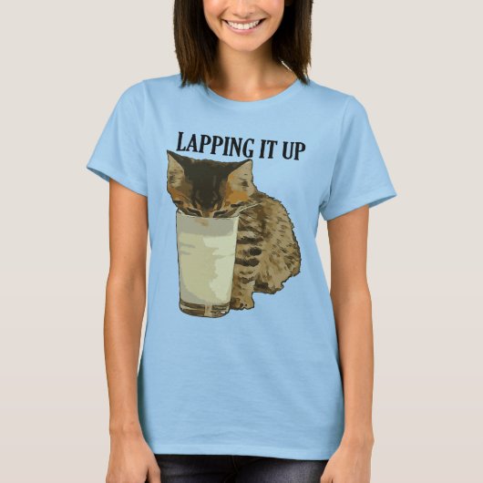 Niedlicher Tabby, der Milch aus einem Glas trinkt T-Shirt (Vorderseite)