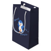 Niedlicher Tanz wie ein glücklicher Pinguin Blue Kleine Geschenktüte (Rückseite Schrägansicht)