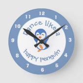 Niedlicher Tanz wie ein glücklicher Pinguin Blue Runde Wanduhr (Vorderseite)